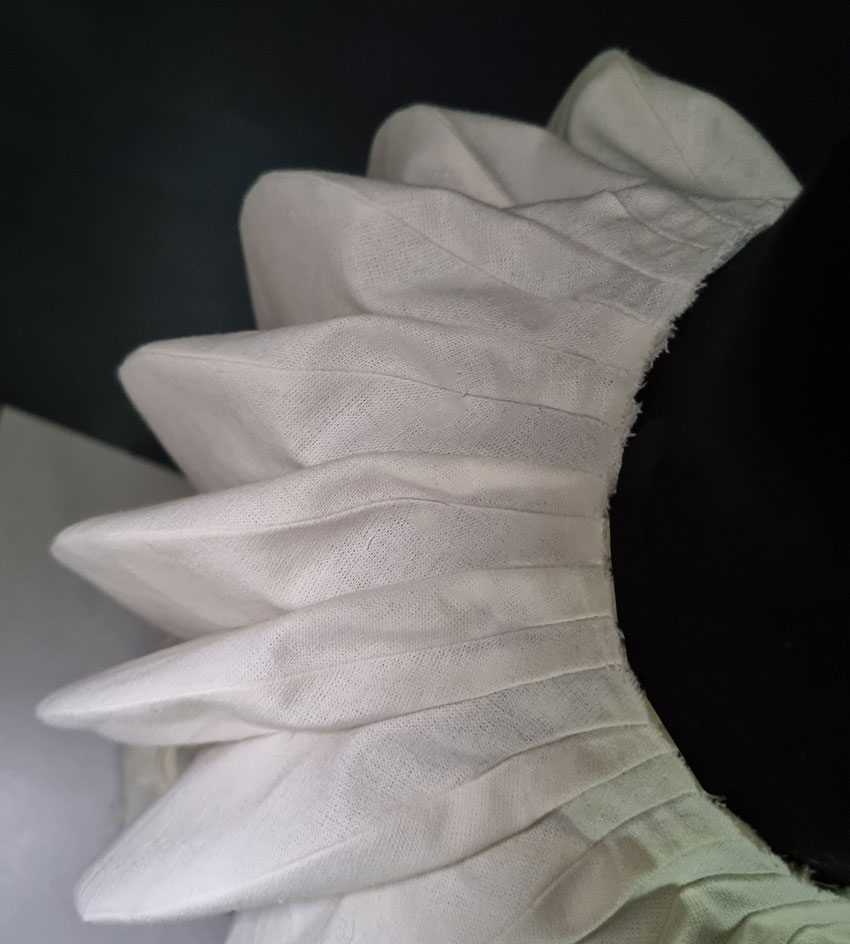 A picture showing a detail of the skirt's waist.