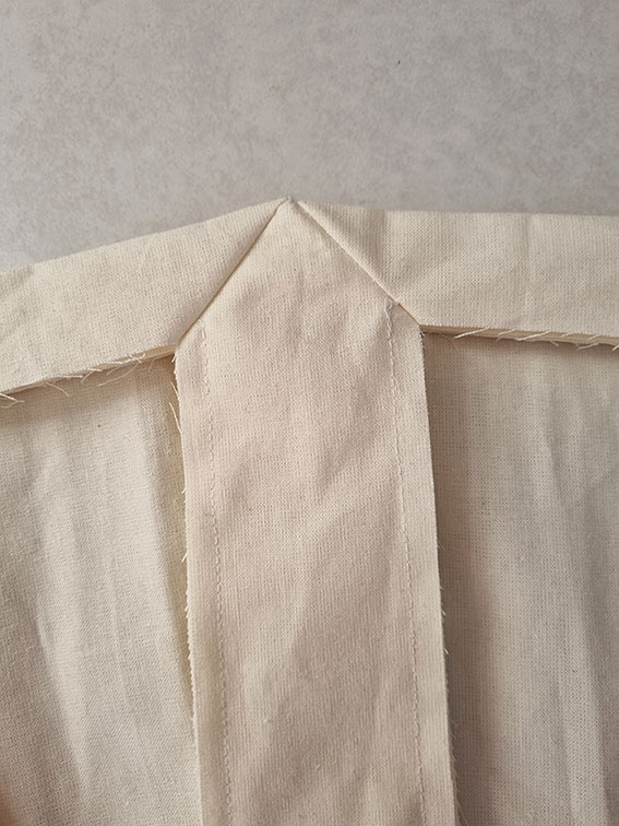 The connecting pieces sewn into the corner seams.