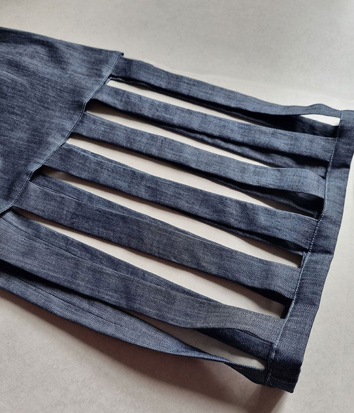 The pant leg with bands is ready.